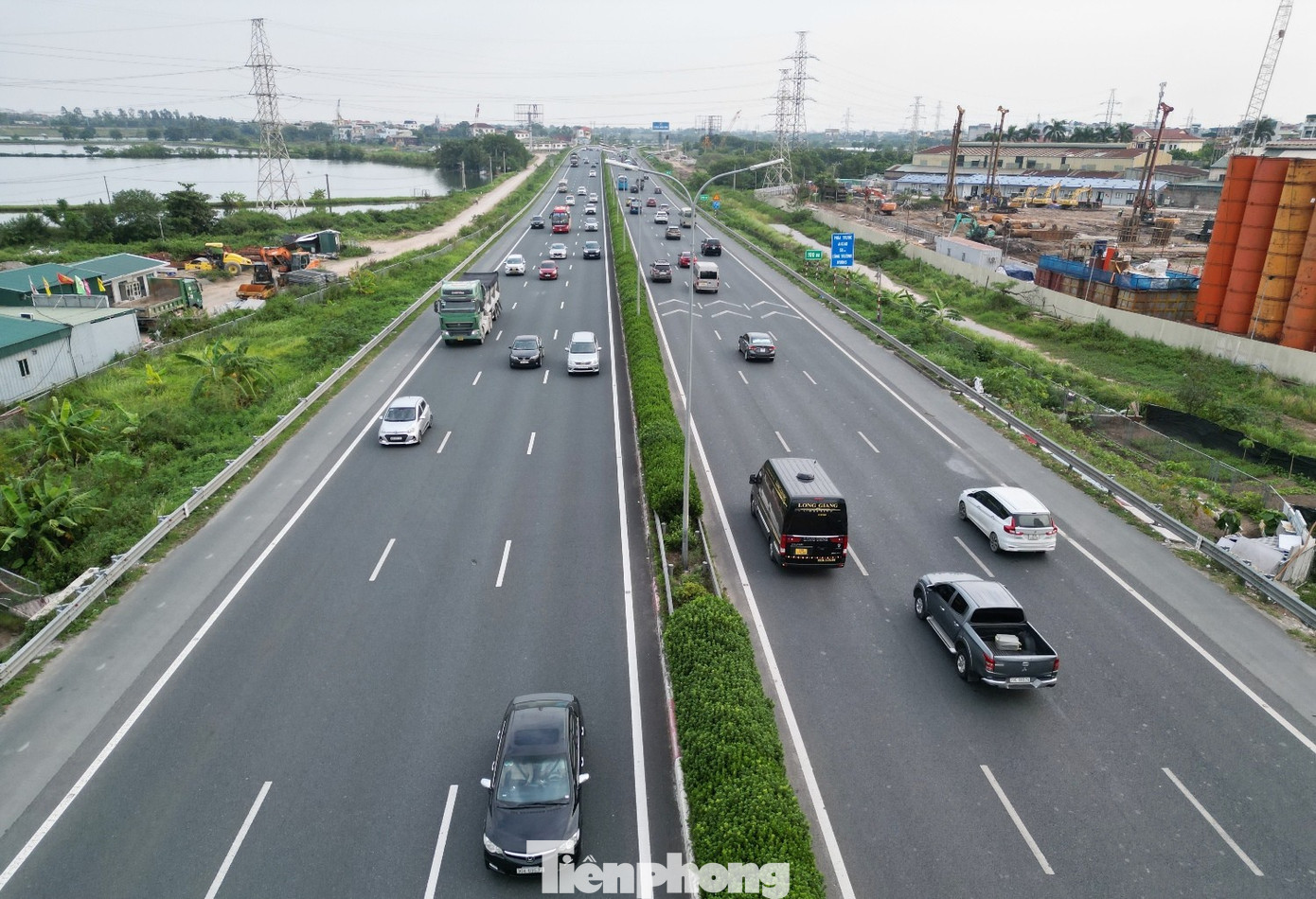 Hiện trạng quá tải trên cao tốc Pháp Vân - Cầu Giẽ sắp mở rộng lên 12 làn xe- Ảnh 7. Hiện trạng quá tải trên cao tốc Pháp Vân - Cầu Giẽ sắp mở rộng lên 12 làn xe- Ảnh 7.