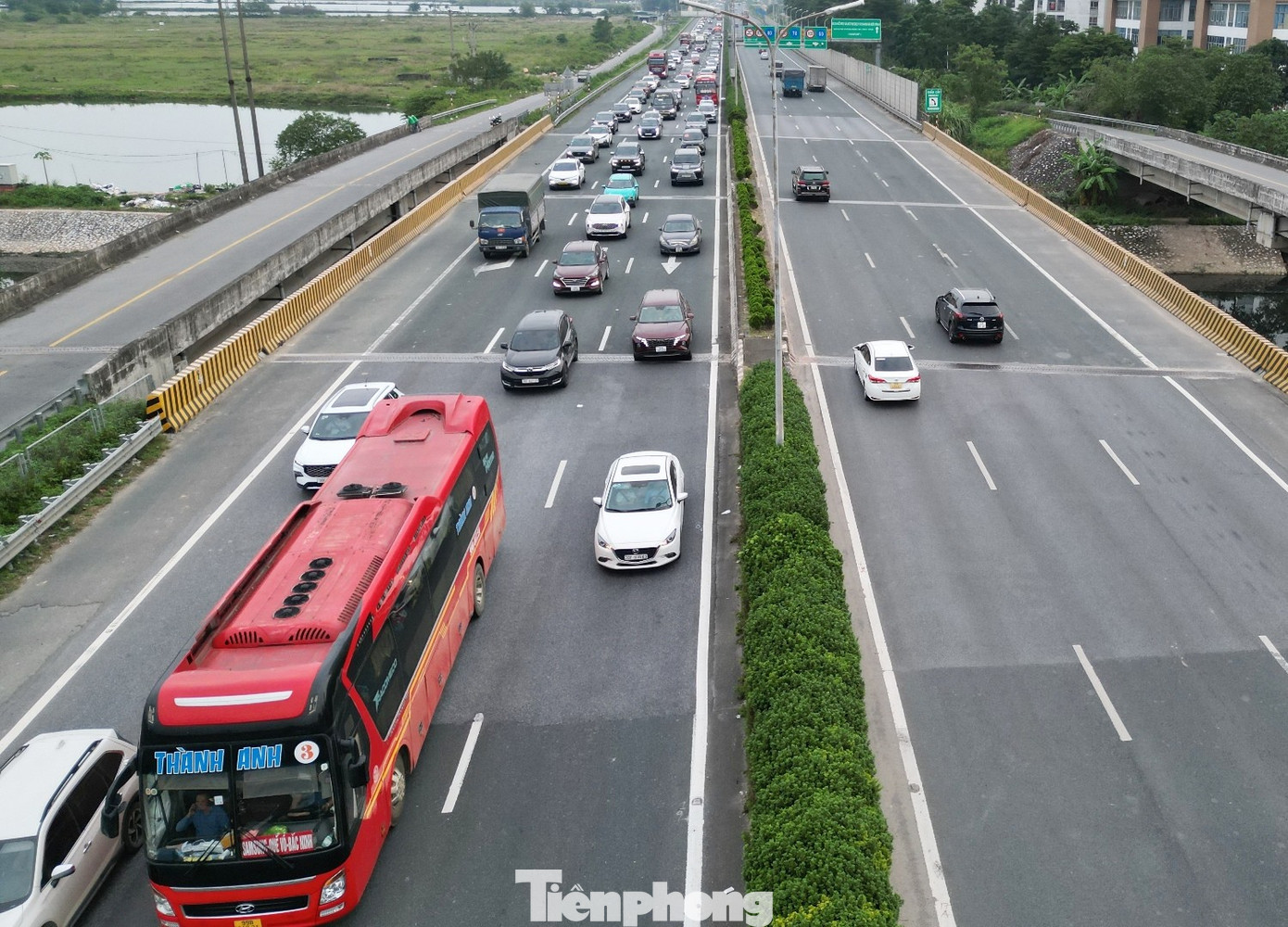 Hiện trạng quá tải trên cao tốc Pháp Vân - Cầu Giẽ sắp mở rộng lên 12 làn xe- Ảnh 8. Hiện trạng quá tải trên cao tốc Pháp Vân - Cầu Giẽ sắp mở rộng lên 12 làn xe- Ảnh 8.