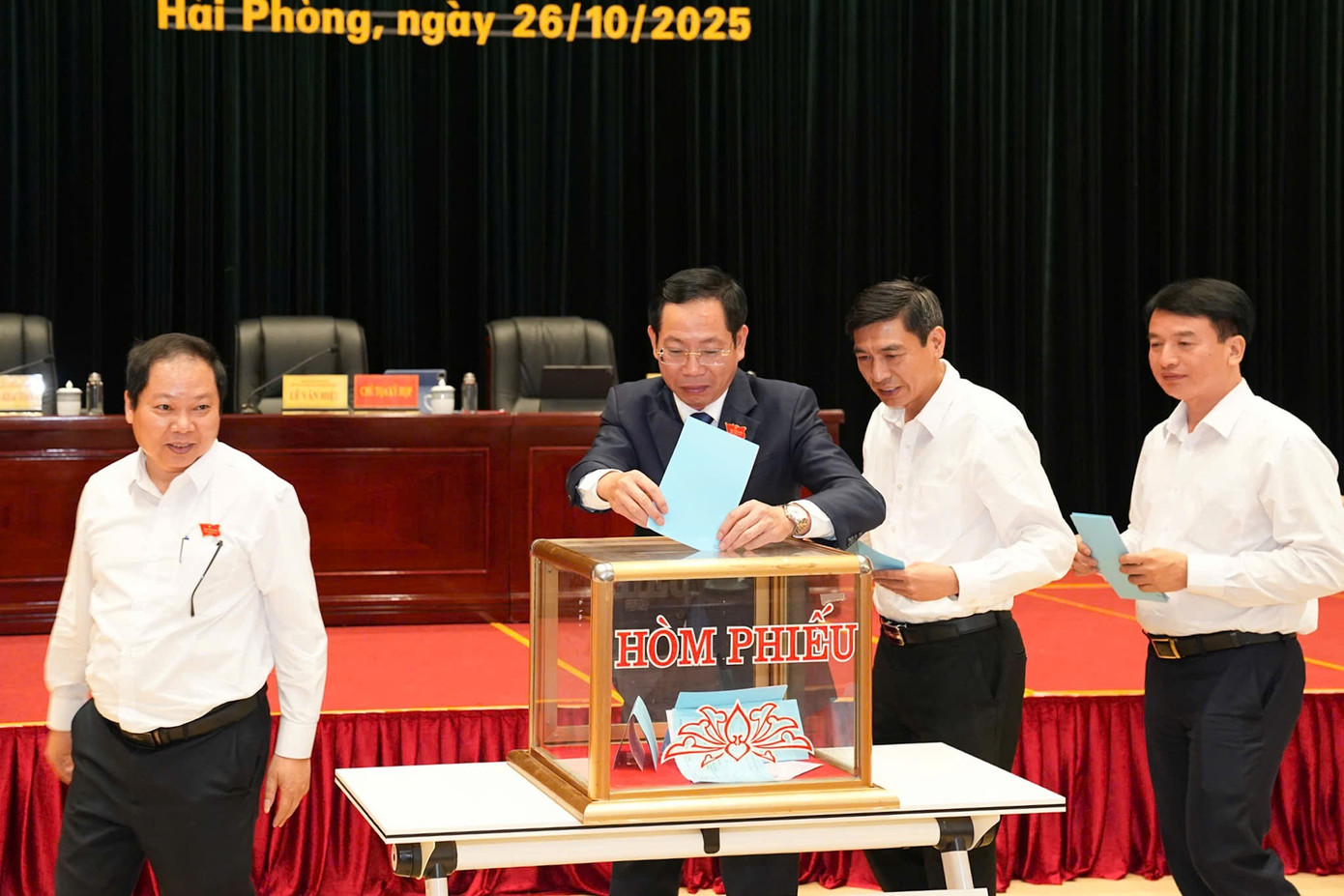 Hải Phòng có thêm 2 phó chủ tịch UBND thành phố- Ảnh 2. Hải Phòng có thêm 2 phó chủ tịch UBND thành phố- Ảnh 2.