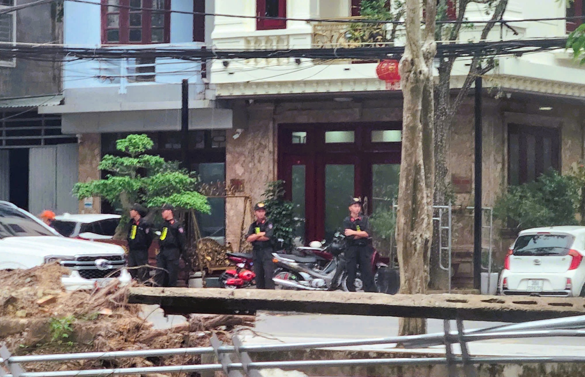 VIDEO: Công an xuất hiện tại nhà 1 doanh nhân có tiếng ở Thanh Hóa- Ảnh 7. VIDEO: Công an xuất hiện tại nhà 1 doanh nhân có tiếng ở Thanh Hóa- Ảnh 7.