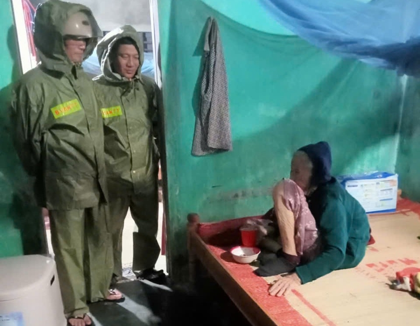 Clip: Nước lũ cuồn cuộn tràn qua đập, đường phố Huế chìm trong dòng nước đục ngầu- Ảnh 4. Clip: Nước lũ cuồn cuộn tràn qua đập, đường phố Huế chìm trong dòng nước đục ngầu- Ảnh 4.