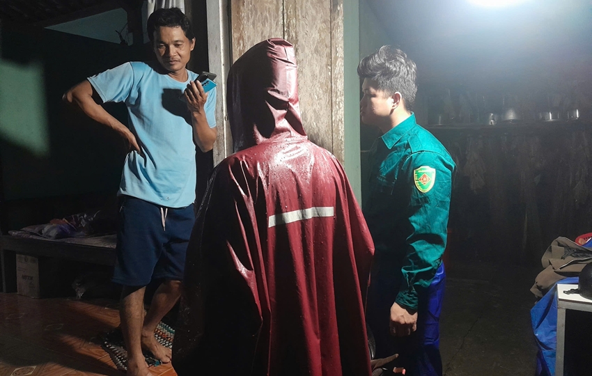 Clip: Nước lũ cuồn cuộn tràn qua đập, đường phố Huế chìm trong dòng nước đục ngầu- Ảnh 5. Clip: Nước lũ cuồn cuộn tràn qua đập, đường phố Huế chìm trong dòng nước đục ngầu- Ảnh 5.