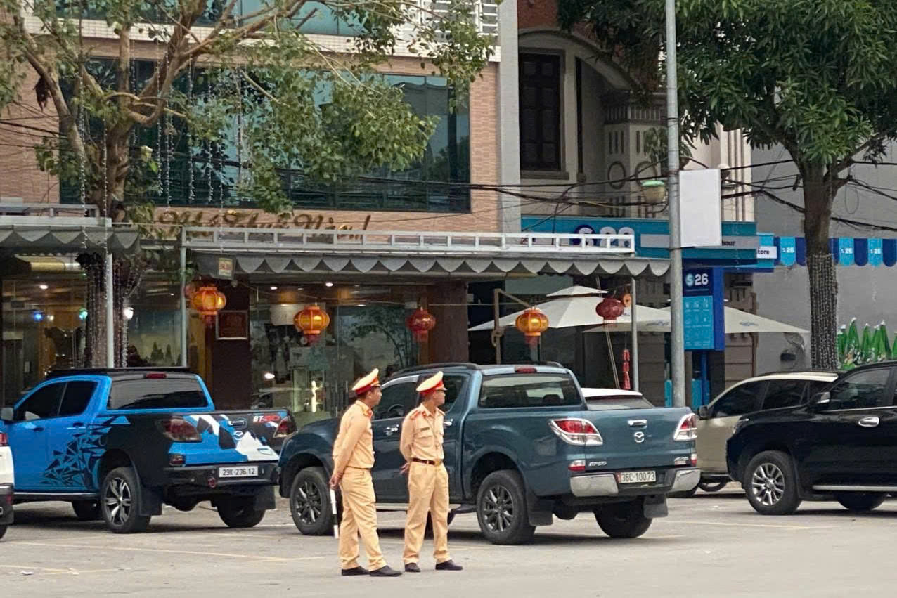 VIDEO: Công an xuất hiện tại nhà 1 doanh nhân có tiếng ở Thanh Hóa- Ảnh 3. VIDEO: Công an xuất hiện tại nhà 1 doanh nhân có tiếng ở Thanh Hóa- Ảnh 3.