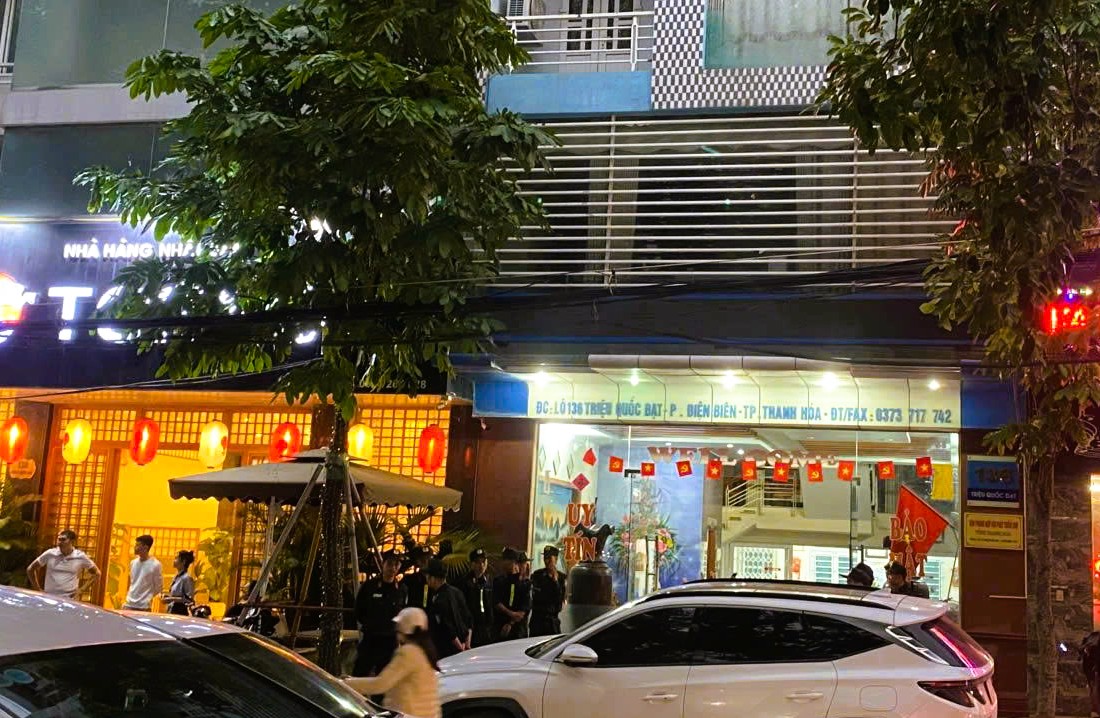 VIDEO: Công an xuất hiện tại nhà 1 doanh nhân có tiếng ở Thanh Hóa- Ảnh 8. VIDEO: Công an xuất hiện tại nhà 1 doanh nhân có tiếng ở Thanh Hóa- Ảnh 8.