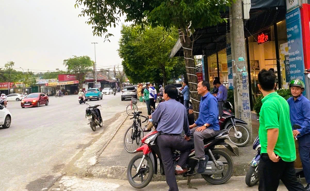 VIDEO: Công an xuất hiện tại nhà 1 doanh nhân có tiếng ở Thanh Hóa- Ảnh 4. VIDEO: Công an xuất hiện tại nhà 1 doanh nhân có tiếng ở Thanh Hóa- Ảnh 4.