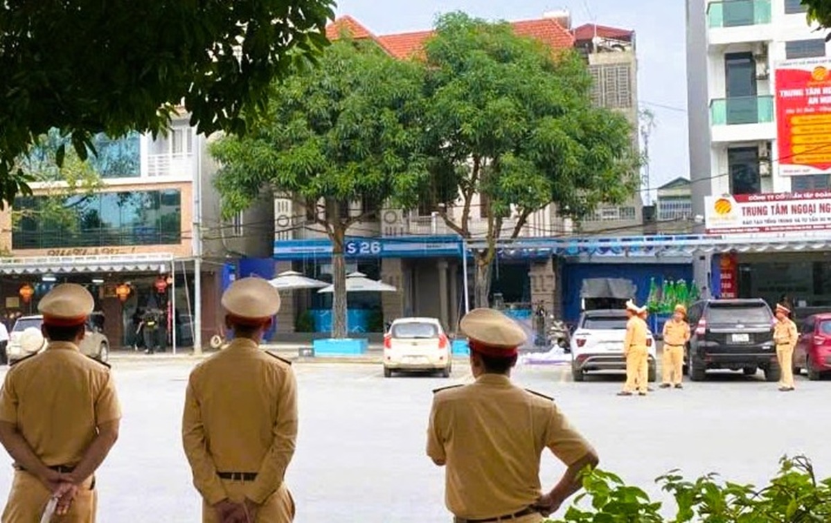 VIDEO: Công an xuất hiện tại nhà 1 doanh nhân có tiếng ở Thanh Hóa- Ảnh 5. VIDEO: Công an xuất hiện tại nhà 1 doanh nhân có tiếng ở Thanh Hóa- Ảnh 5.