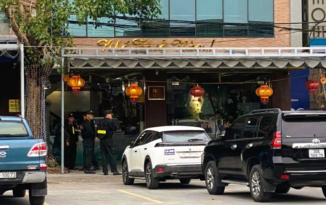 VIDEO: Công an xuất hiện tại nhà 1 doanh nhân có tiếng ở Thanh Hóa- Ảnh 2. VIDEO: Công an xuất hiện tại nhà 1 doanh nhân có tiếng ở Thanh Hóa- Ảnh 2.