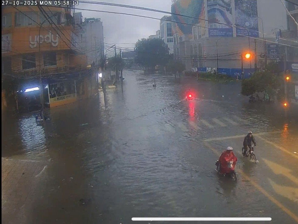 Clip: Nước lũ cuồn cuộn tràn qua đập, đường phố Huế chìm trong dòng nước đục ngầu- Ảnh 2. Clip: Nước lũ cuồn cuộn tràn qua đập, đường phố Huế chìm trong dòng nước đục ngầu- Ảnh 2.