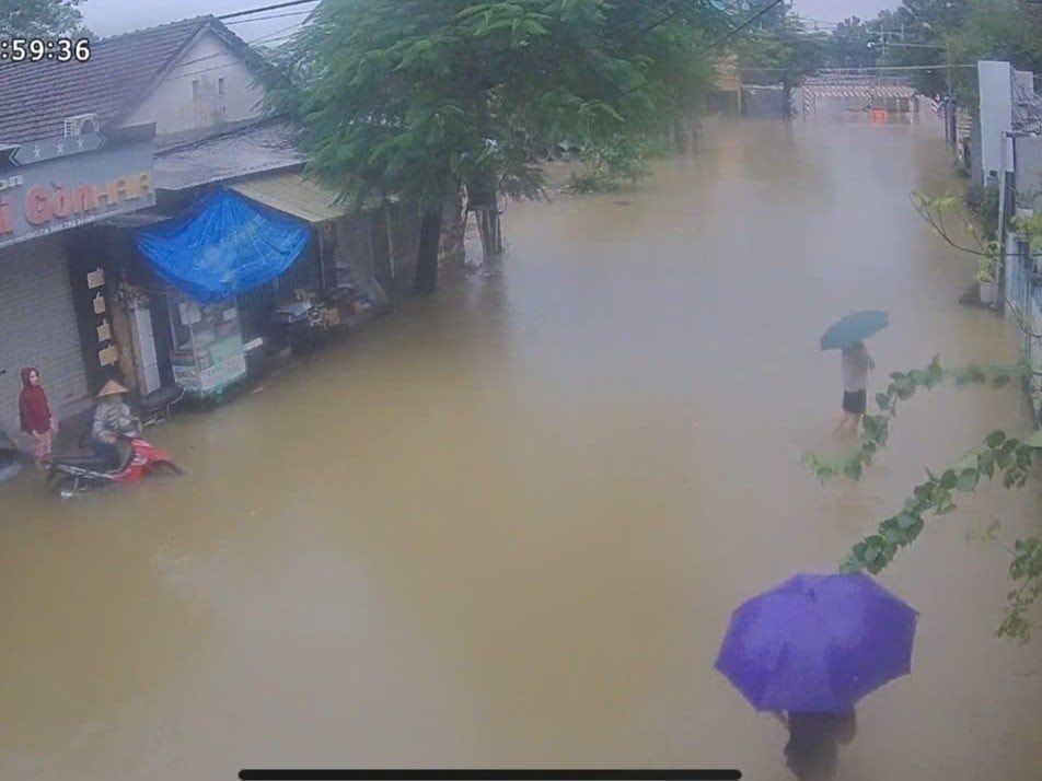 Clip: Nước lũ cuồn cuộn tràn qua đập, đường phố Huế chìm trong dòng nước đục ngầu- Ảnh 3. Clip: Nước lũ cuồn cuộn tràn qua đập, đường phố Huế chìm trong dòng nước đục ngầu- Ảnh 3.