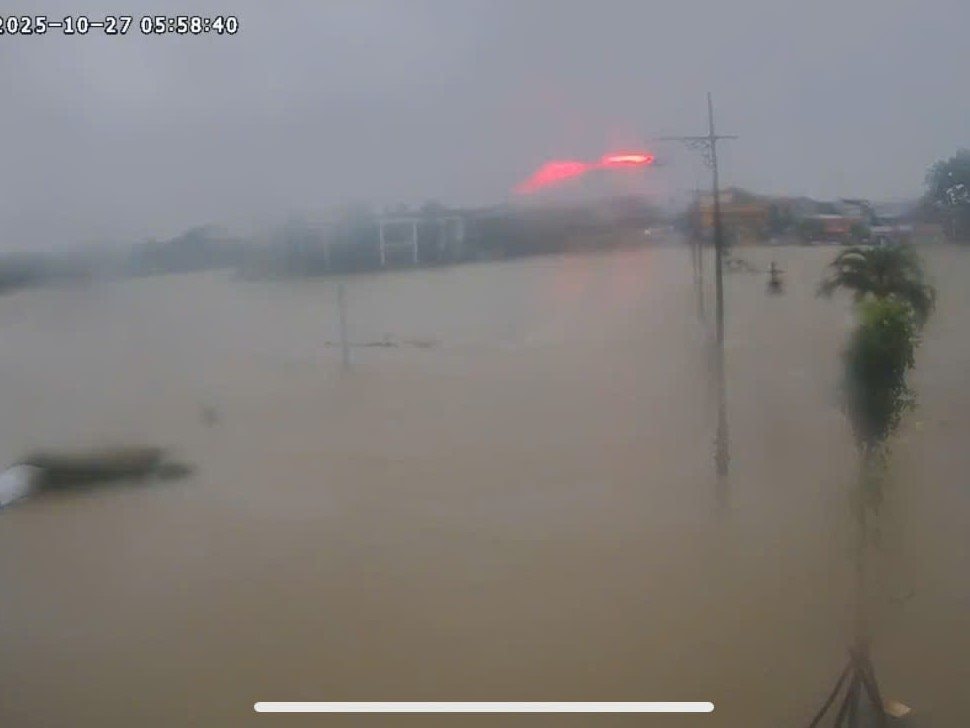 Clip: Nước lũ cuồn cuộn tràn qua đập, đường phố Huế chìm trong dòng nước đục ngầu- Ảnh 1. Clip: Nước lũ cuồn cuộn tràn qua đập, đường phố Huế chìm trong dòng nước đục ngầu- Ảnh 1.