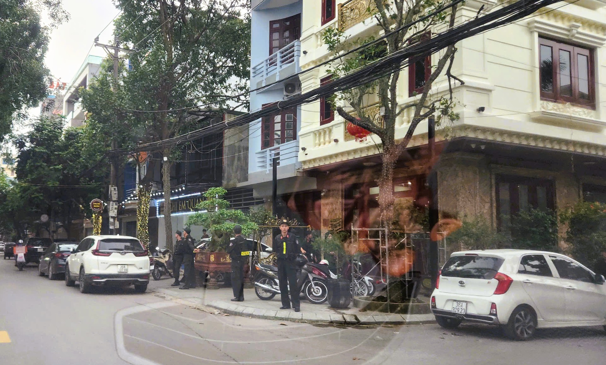 VIDEO: Công an xuất hiện tại nhà 1 doanh nhân có tiếng ở Thanh Hóa- Ảnh 6. VIDEO: Công an xuất hiện tại nhà 1 doanh nhân có tiếng ở Thanh Hóa- Ảnh 6.