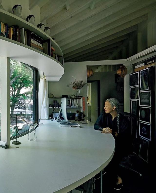 Nữ nghệ sĩ 65 tuổi bỏ phố vào rừng xây biệt thự, dựng Nữ nghệ sĩ 65 tuổi bỏ phố vào rừng xây biệt thự, dựng