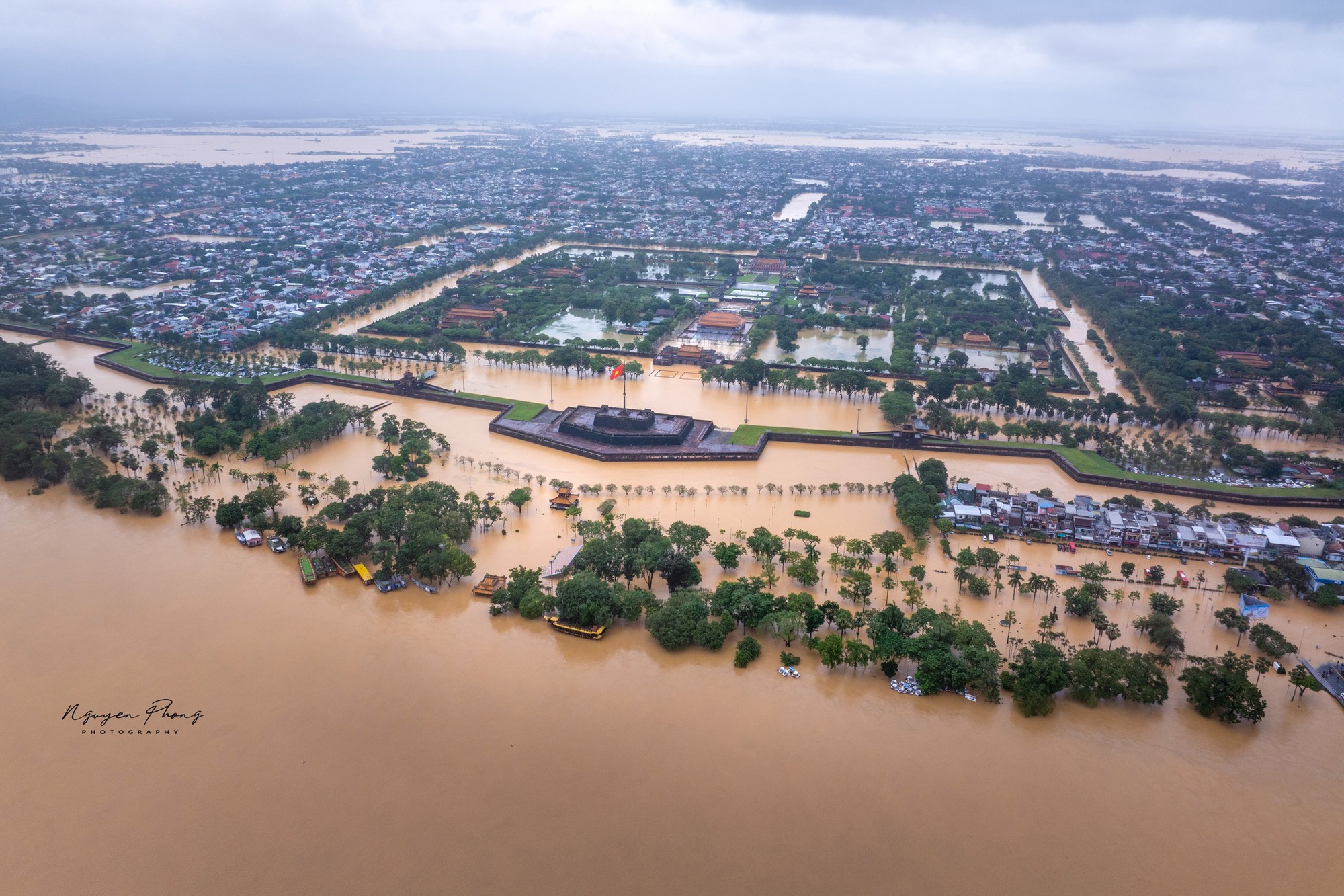 Thương lắm cảnh tượng ở Di tích Cố đô Huế ngày 28/10- Ảnh 1. Thương lắm cảnh tượng ở Di tích Cố đô Huế ngày 28/10- Ảnh 1.