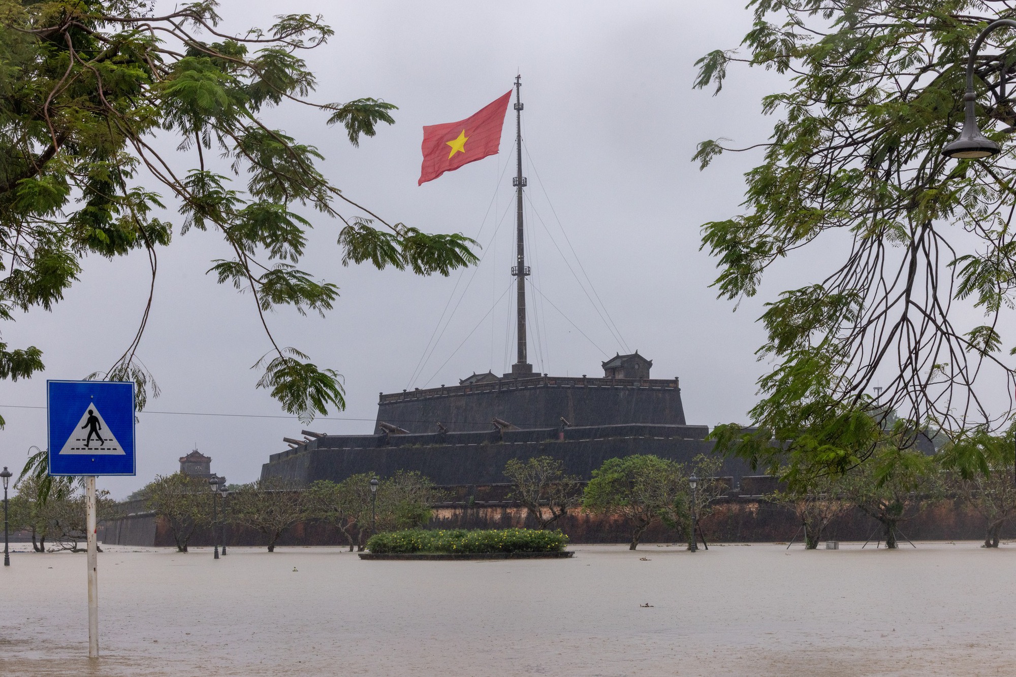 Thương lắm cảnh tượng ở Di tích Cố đô Huế ngày 28/10- Ảnh 5. Thương lắm cảnh tượng ở Di tích Cố đô Huế ngày 28/10- Ảnh 5.