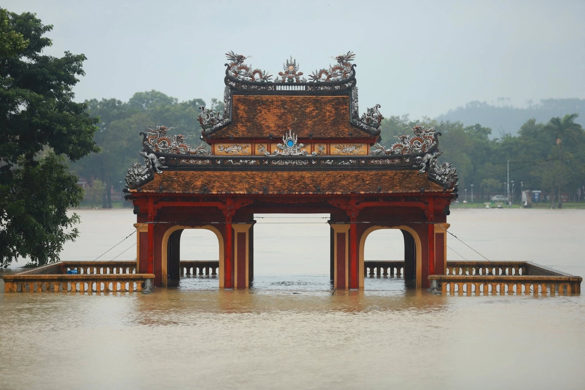 Lượng mưa tại tỉnh miền Trung lên tới 1.600mm, vượt mọi kỷ lục và chưa từng ghi nhận tại Việt Nam- Ảnh 1. Lượng mưa tại tỉnh miền Trung lên tới 1.600mm, vượt mọi kỷ lục và chưa từng ghi nhận tại Việt Nam- Ảnh 1.