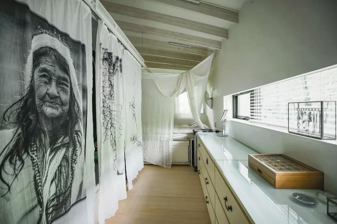 Nữ nghệ sĩ 65 tuổi bỏ phố vào rừng xây biệt thự, dựng Nữ nghệ sĩ 65 tuổi bỏ phố vào rừng xây biệt thự, dựng