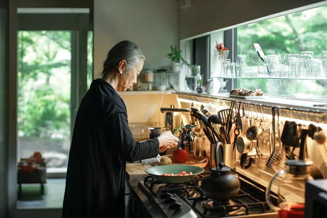 Nữ nghệ sĩ 65 tuổi bỏ phố vào rừng xây biệt thự, dựng Nữ nghệ sĩ 65 tuổi bỏ phố vào rừng xây biệt thự, dựng