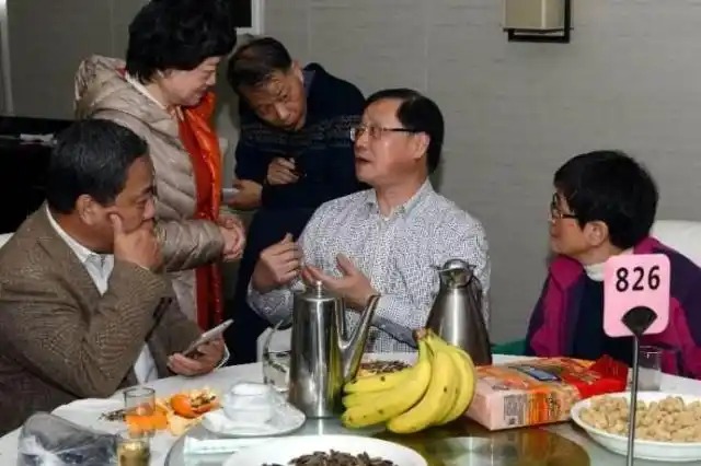 Đi họp lớp, lớp trưởng ngỏ ý mượn hơn 700 triệu: Chỉ một người đồng ý còn lại lần lượt bỏ về, nửa năm sau ai cũng hối hận- Ảnh 2.