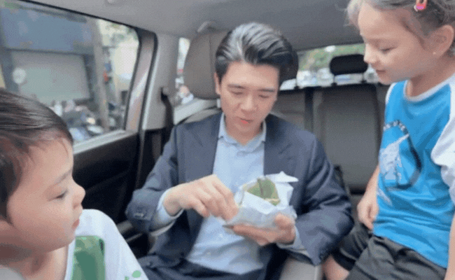 1,3 triệu người xem Phó tổng nhà bầu Hiển ăn chung gói xôi ruốc cùng các con: Người giàu cũng giống chúng ta thôi!- Ảnh 1. 1,3 triệu người xem Phó tổng nhà bầu Hiển ăn chung gói xôi ruốc cùng các con: Người giàu cũng giống chúng ta thôi!- Ảnh 1.
