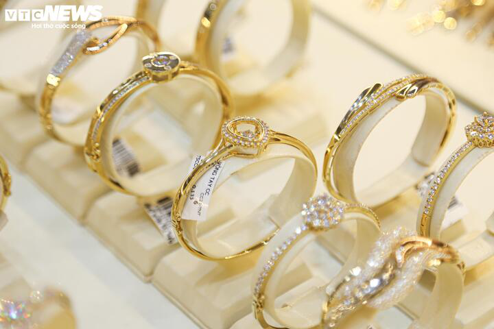 Người mua vàng lỗ hơn 6 triệu đồng/lượng chỉ sau 1 ngày- Ảnh 1. Người mua vàng lỗ hơn 6 triệu đồng/lượng chỉ sau 1 ngày- Ảnh 1.