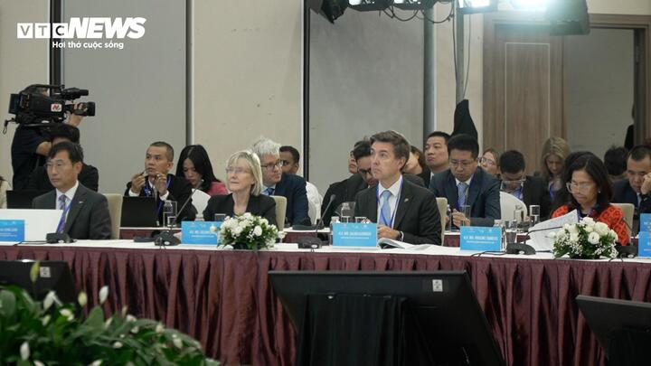 Bộ trưởng Nguyễn Mạnh Hùng: AI đi trong 'hành lang hẹp' để phục vụ con người- Ảnh 6. Bộ trưởng Nguyễn Mạnh Hùng: AI đi trong 'hành lang hẹp' để phục vụ con người- Ảnh 6.