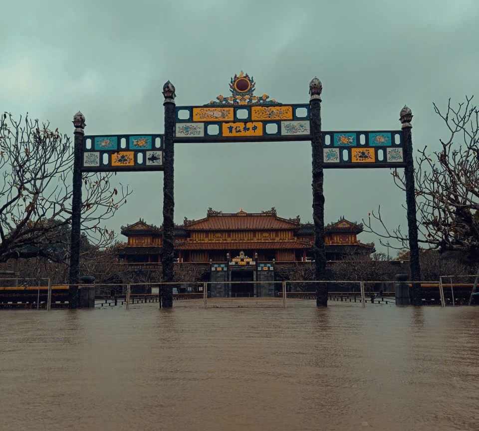 Mưa tại Huế vượt các mức lịch sử, cảnh báo khẩn đến 3 địa phương- Ảnh 1.
