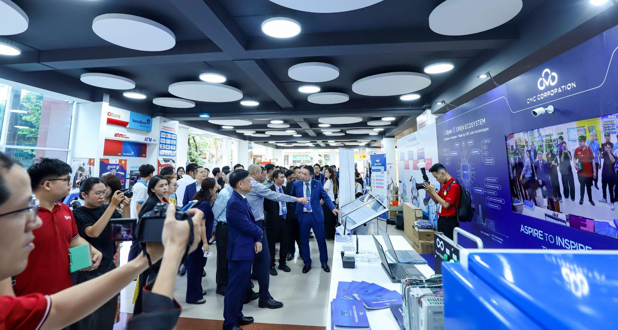 photo-1761664753480 photo-1761664753480