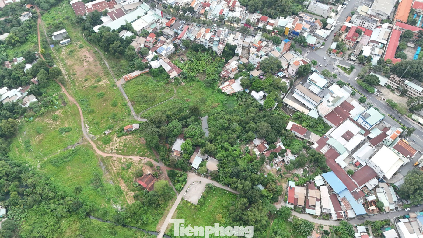 Nhìn từ trên cao khu đất 'vàng’ giữa trung tâm TPHCM bỏ hoang nhiều năm- Ảnh 4. Nhìn từ trên cao khu đất 'vàng’ giữa trung tâm TPHCM bỏ hoang nhiều năm- Ảnh 4.