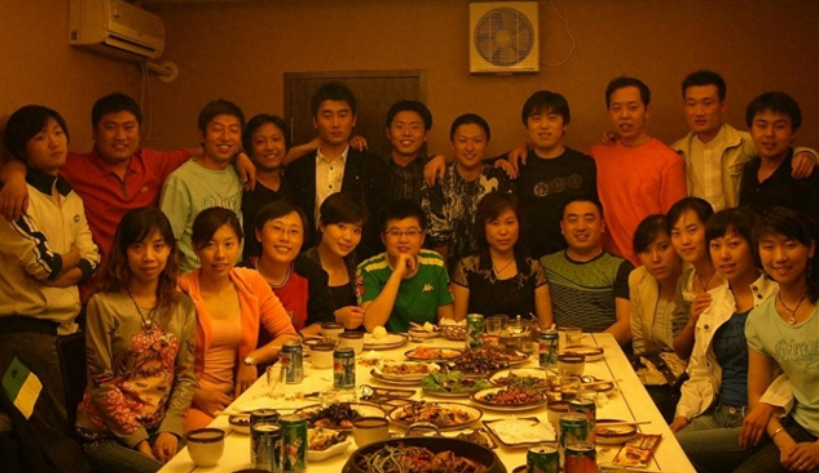 Đi họp lớp sau 30 năm, gặp lại bạn học từng bị chê là "an phận”, tôi nhận ra bài học "thô nhưng thật": Đôi khi sống bình thường cũng là một kiểu chiến thắng- Ảnh 1. Đi họp lớp sau 30 năm, gặp lại bạn học từng bị chê là "an phận”, tôi nhận ra bài học "thô nhưng thật": Đôi khi sống bình thường cũng là một kiểu chiến thắng- Ảnh 1.