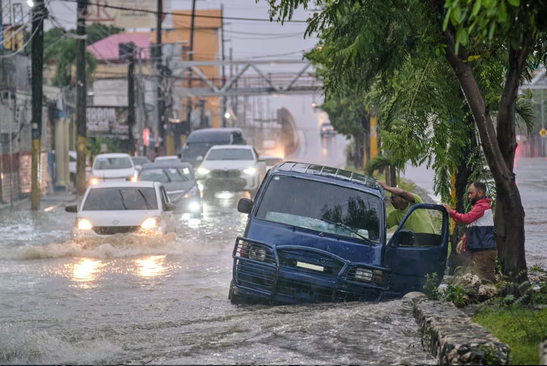Siêu bão Melissa mạnh nhất từ thế kỷ XIX đi vào vùng Caribe, tàu chiến Mỹ khẩn cấp di chuyển- Ảnh 1. Siêu bão Melissa mạnh nhất từ thế kỷ XIX đi vào vùng Caribe, tàu chiến Mỹ khẩn cấp di chuyển- Ảnh 1.