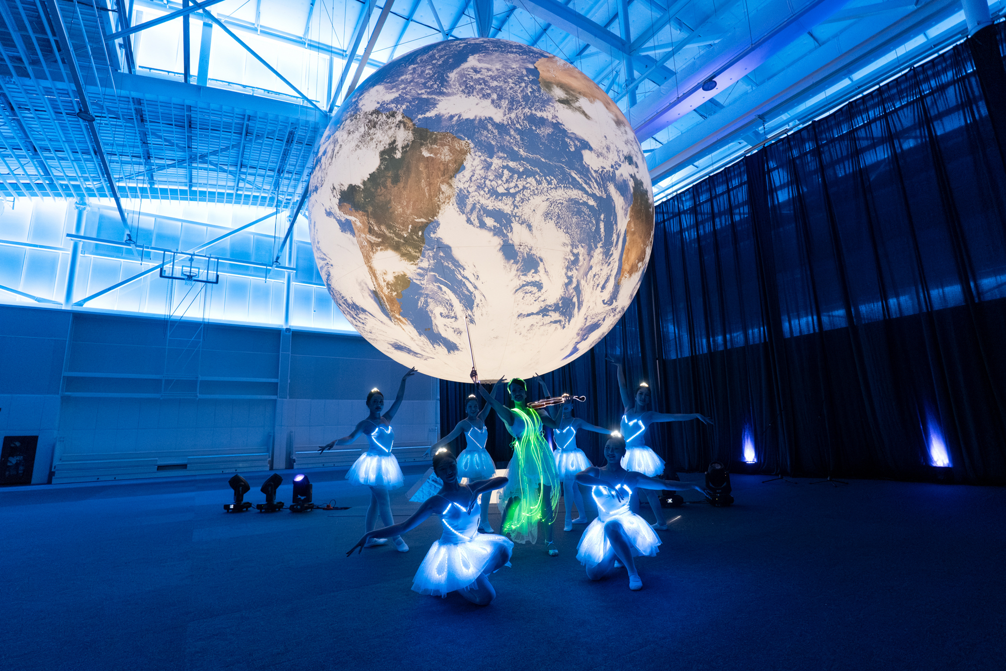 [Clip] Xuất hiện quả địa cầu đường kính 7 mét tại Hồ Tây, dân tình ồ ạt kéo tới chụp ảnh- Ảnh 6.