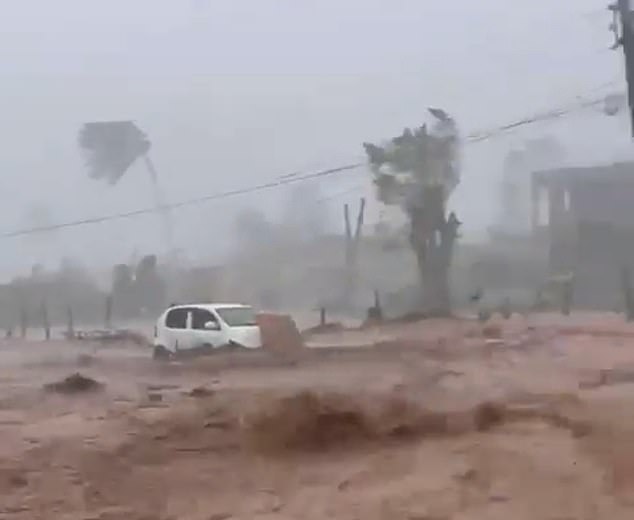 Siêu bão mạnh nhất thế giới 2025 chính thức đổ bộ: Mắt bão  Siêu bão mạnh nhất thế giới 2025 chính thức đổ bộ: Mắt bão