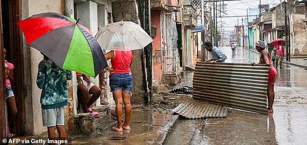 Siêu bão mạnh nhất thế giới 2025 chính thức đổ bộ: Mắt bão  Siêu bão mạnh nhất thế giới 2025 chính thức đổ bộ: Mắt bão