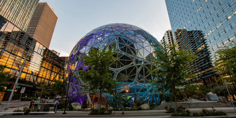 Amazon gây sốc: 14,000 nhân viên bị sa thải qua tin nhắn, công ty công nghệ đang loay hoay trong bão AI?- Ảnh 1.