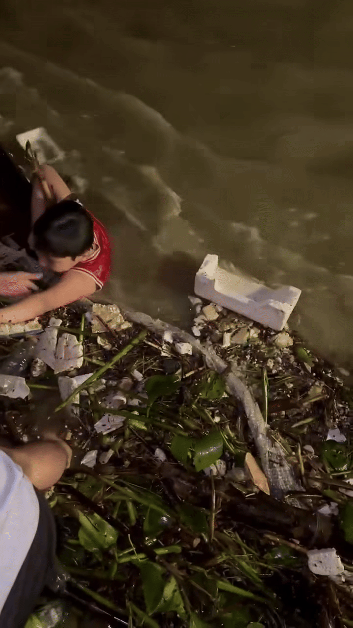 Đà Nẵng: Bé trai được cứu sống khi đang lênh đênh trên sông Hàn, khoảnh khắc khiến tất cả vỡ òa- Ảnh 1. Đà Nẵng: Bé trai được cứu sống khi đang lênh đênh trên sông Hàn, khoảnh khắc khiến tất cả vỡ òa- Ảnh 1.