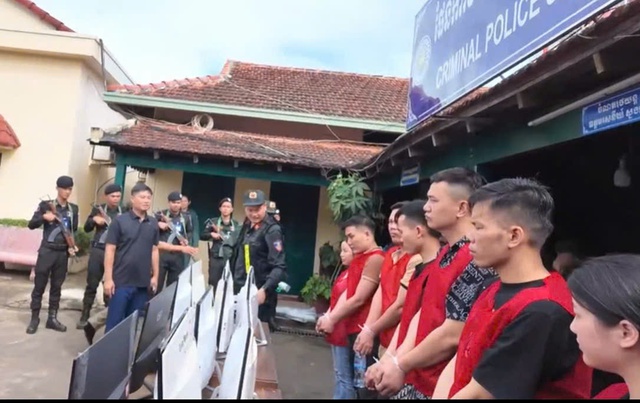 Bắt 'bà trùm' tên Vi sinh năm 1999, cầm đầu đường dây lừa đảo 8.000 người Việt Nam- Ảnh 2. Bắt 'bà trùm' tên Vi sinh năm 1999, cầm đầu đường dây lừa đảo 8.000 người Việt Nam- Ảnh 2.