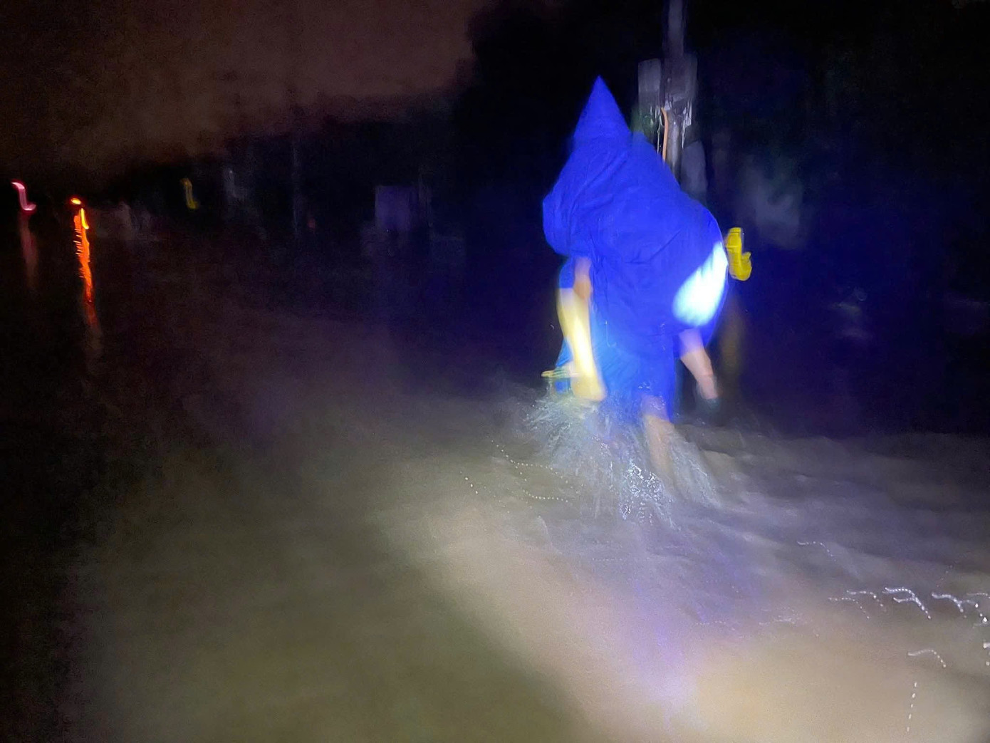 Nước lũ nhấn chìm hơn 66.800 nhà dân ở Đà Nẵng, mưa lớn chưa có dấu hiệu giảm- Ảnh 2. Nước lũ nhấn chìm hơn 66.800 nhà dân ở Đà Nẵng, mưa lớn chưa có dấu hiệu giảm- Ảnh 2.