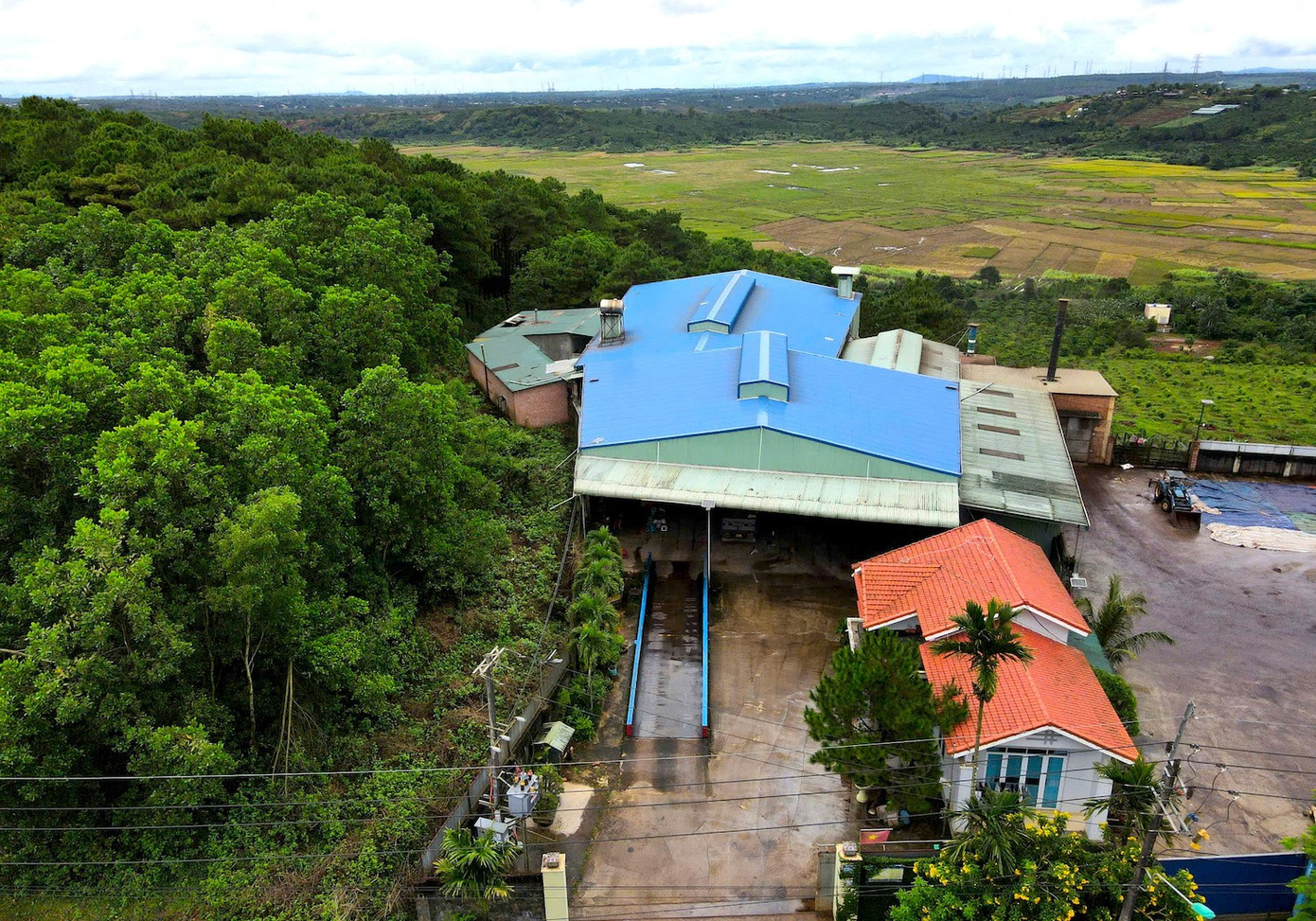 Tận thấy cơ ngơi của đại gia 'cà phê giả' vừa bị tạm giữ hình sự- Ảnh 3. Tận thấy cơ ngơi của đại gia 'cà phê giả' vừa bị tạm giữ hình sự- Ảnh 3.