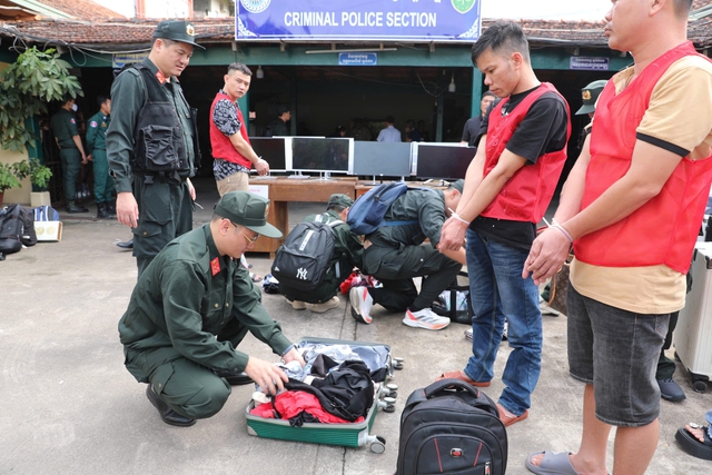 Bắt 'bà trùm' tên Vi sinh năm 1999, cầm đầu đường dây lừa đảo 8.000 người Việt Nam- Ảnh 1. Bắt 'bà trùm' tên Vi sinh năm 1999, cầm đầu đường dây lừa đảo 8.000 người Việt Nam- Ảnh 1.