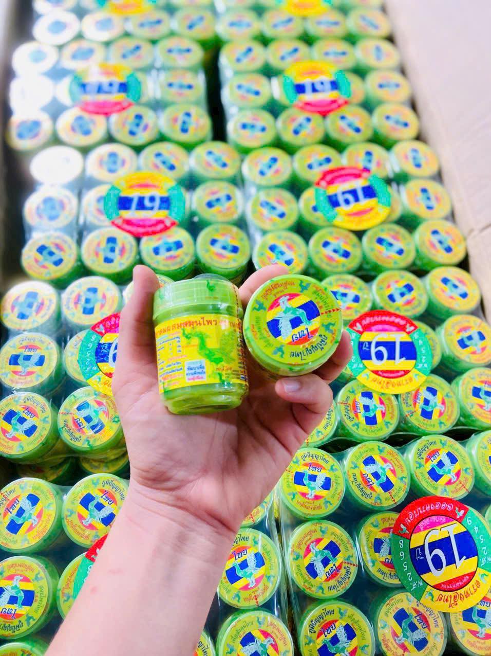 Người tiêu dùng Việt sốc khi biết tin dầu hít mũi "quốc dân" của Thái Lan bị nhiễm khuẩn- Ảnh 1. Người tiêu dùng Việt sốc khi biết tin dầu hít mũi "quốc dân" của Thái Lan bị nhiễm khuẩn- Ảnh 1.