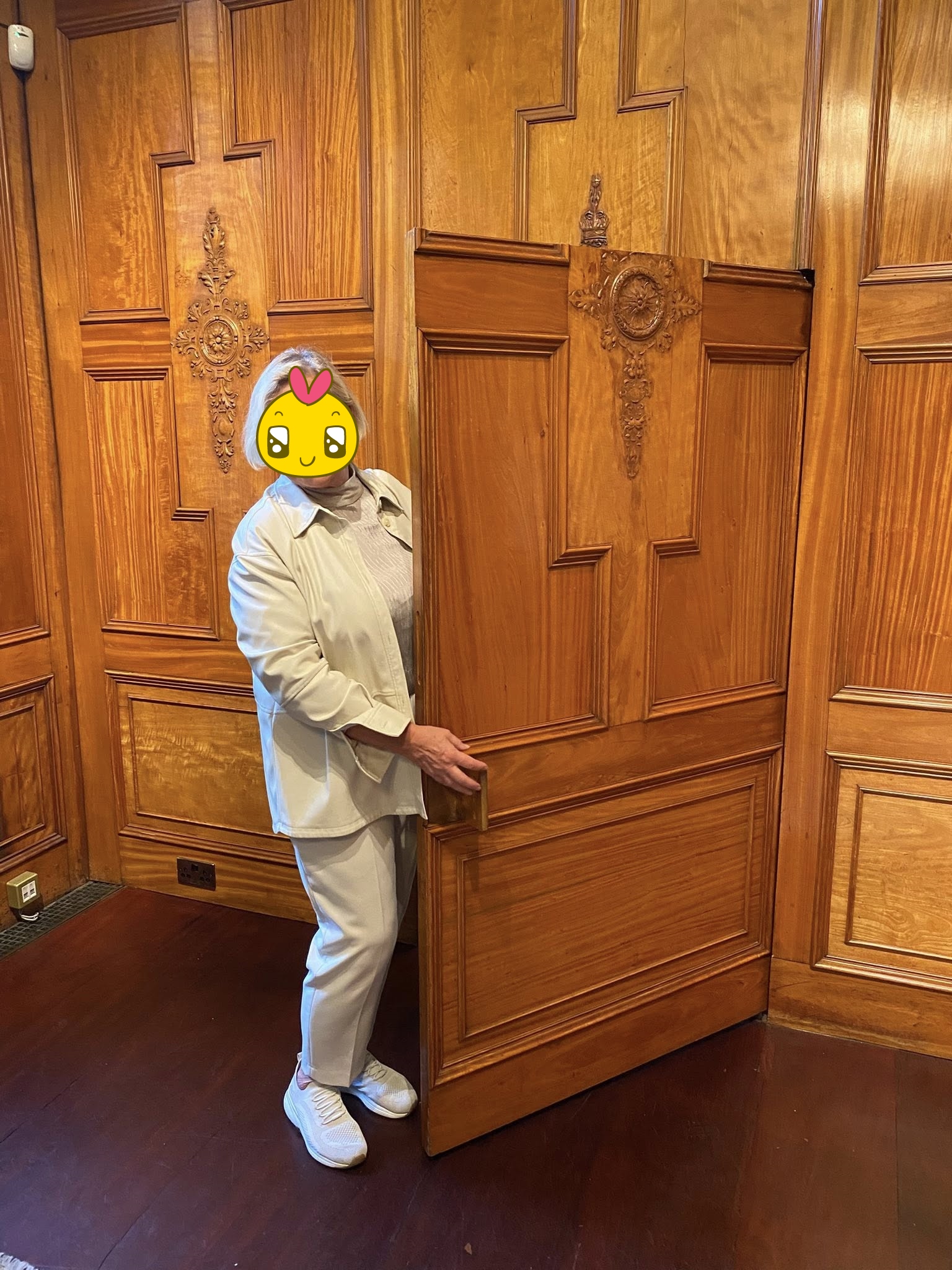 Biệt thự cổ Tiên Nguyễn và chồng chụp ảnh cưới cất giữ "kho báu của người giàu nhất thế giới"- Ảnh 13. Biệt thự cổ Tiên Nguyễn và chồng chụp ảnh cưới cất giữ "kho báu của người giàu nhất thế giới"- Ảnh 13.