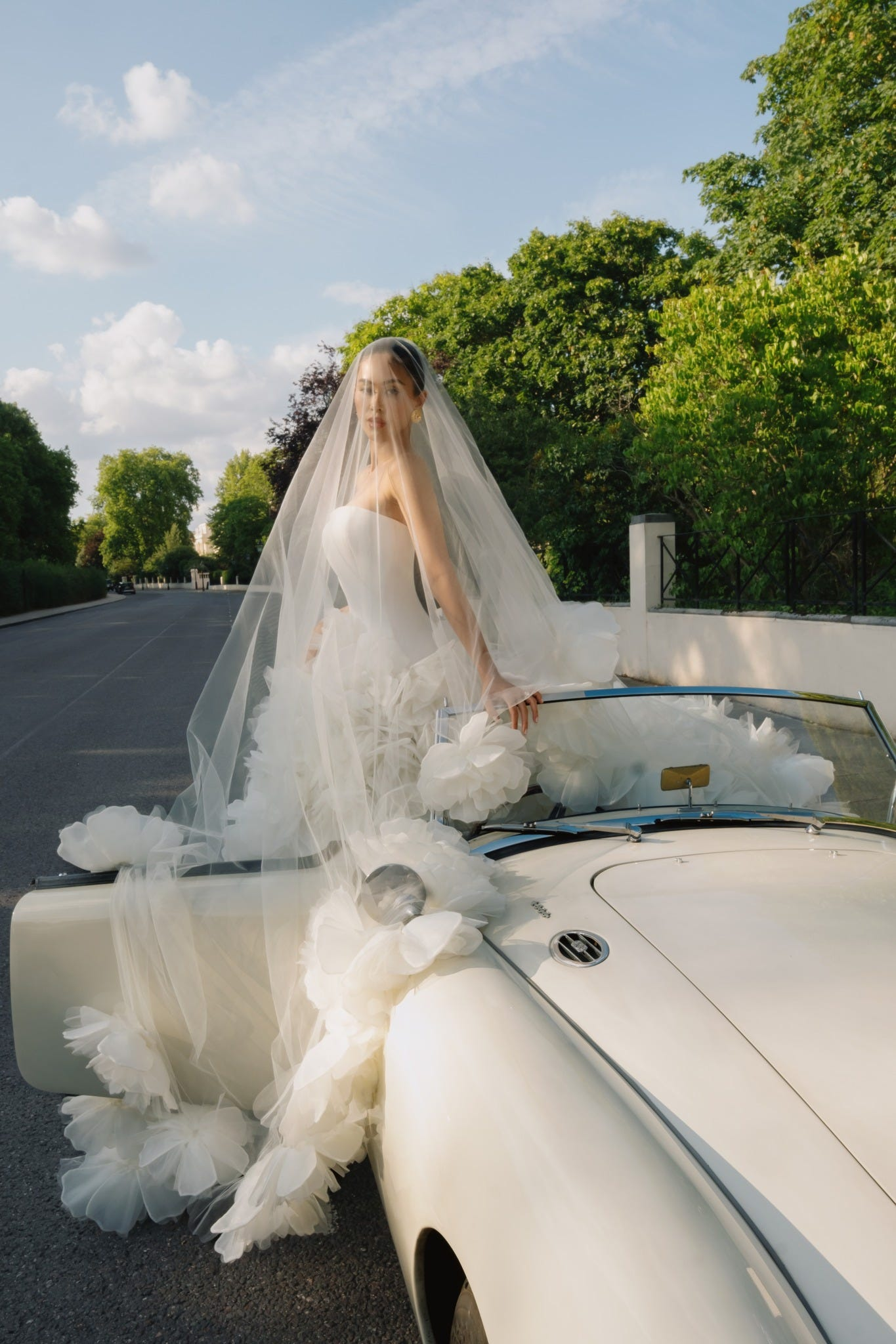 Ảnh cưới nét căng của em chồng Hà Tăng lên thẳng tạp chí châu Âu: Váy và nhẫn cưới  Ảnh cưới nét căng của em chồng Hà Tăng lên thẳng tạp chí châu Âu: Váy và nhẫn cưới