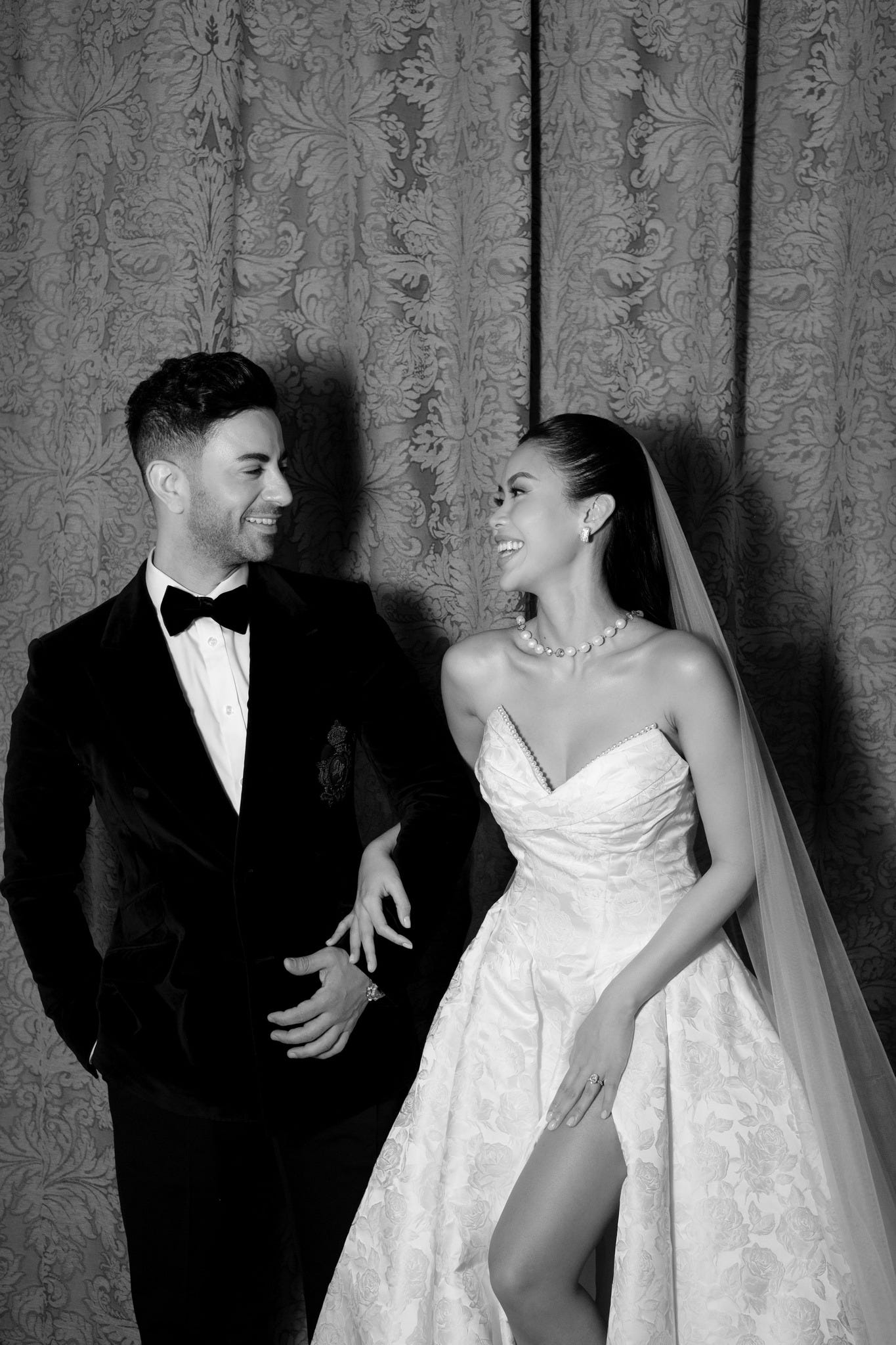 Ảnh cưới nét căng của em chồng Hà Tăng lên thẳng tạp chí châu Âu: Váy và nhẫn cưới  Ảnh cưới nét căng của em chồng Hà Tăng lên thẳng tạp chí châu Âu: Váy và nhẫn cưới