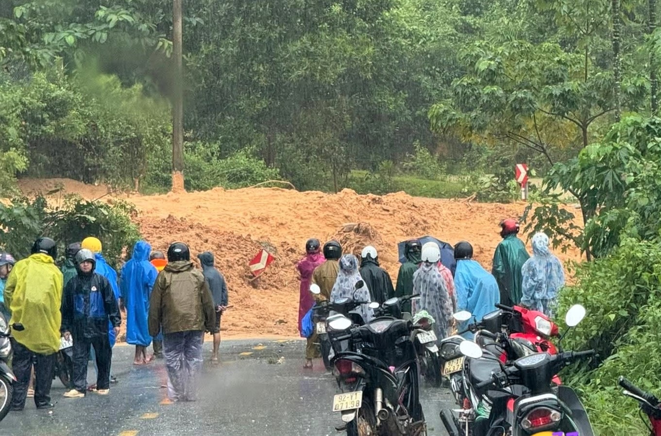 Chủ tịch Đà Nẵng triệu tập cuộc họp khẩn- Ảnh 2. Chủ tịch Đà Nẵng triệu tập cuộc họp khẩn- Ảnh 2.