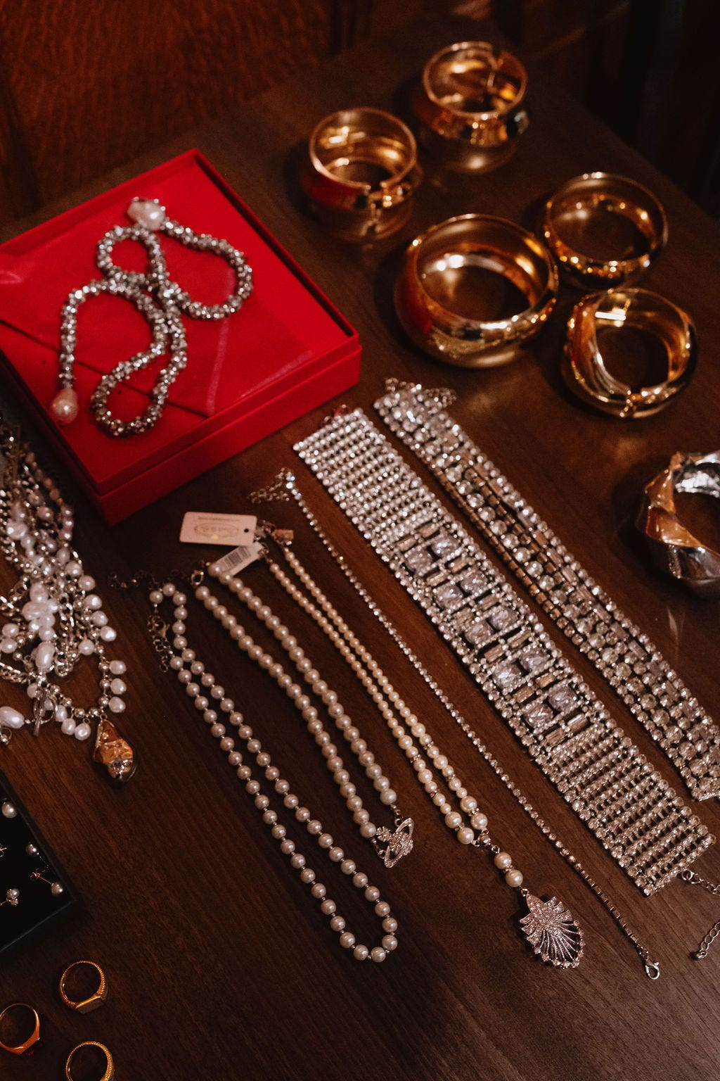 Ảnh cưới nét căng của em chồng Hà Tăng lên thẳng tạp chí châu Âu: Váy và nhẫn cưới  Ảnh cưới nét căng của em chồng Hà Tăng lên thẳng tạp chí châu Âu: Váy và nhẫn cưới