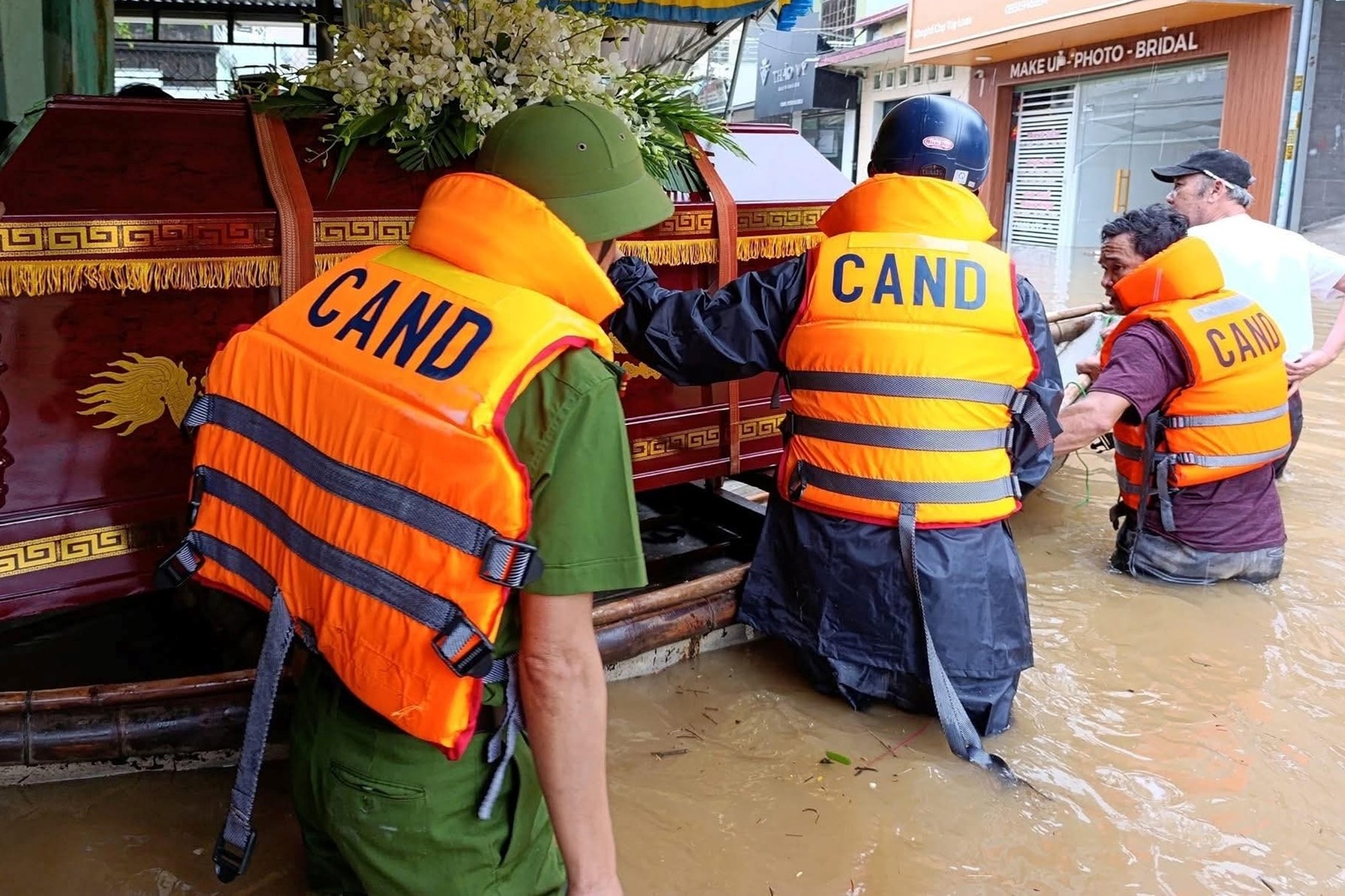 Toàn cảnh Hội An và Đà Nẵng những ngày chìm trong biển nước- Ảnh 15. Toàn cảnh Hội An và Đà Nẵng những ngày chìm trong biển nước- Ảnh 15.