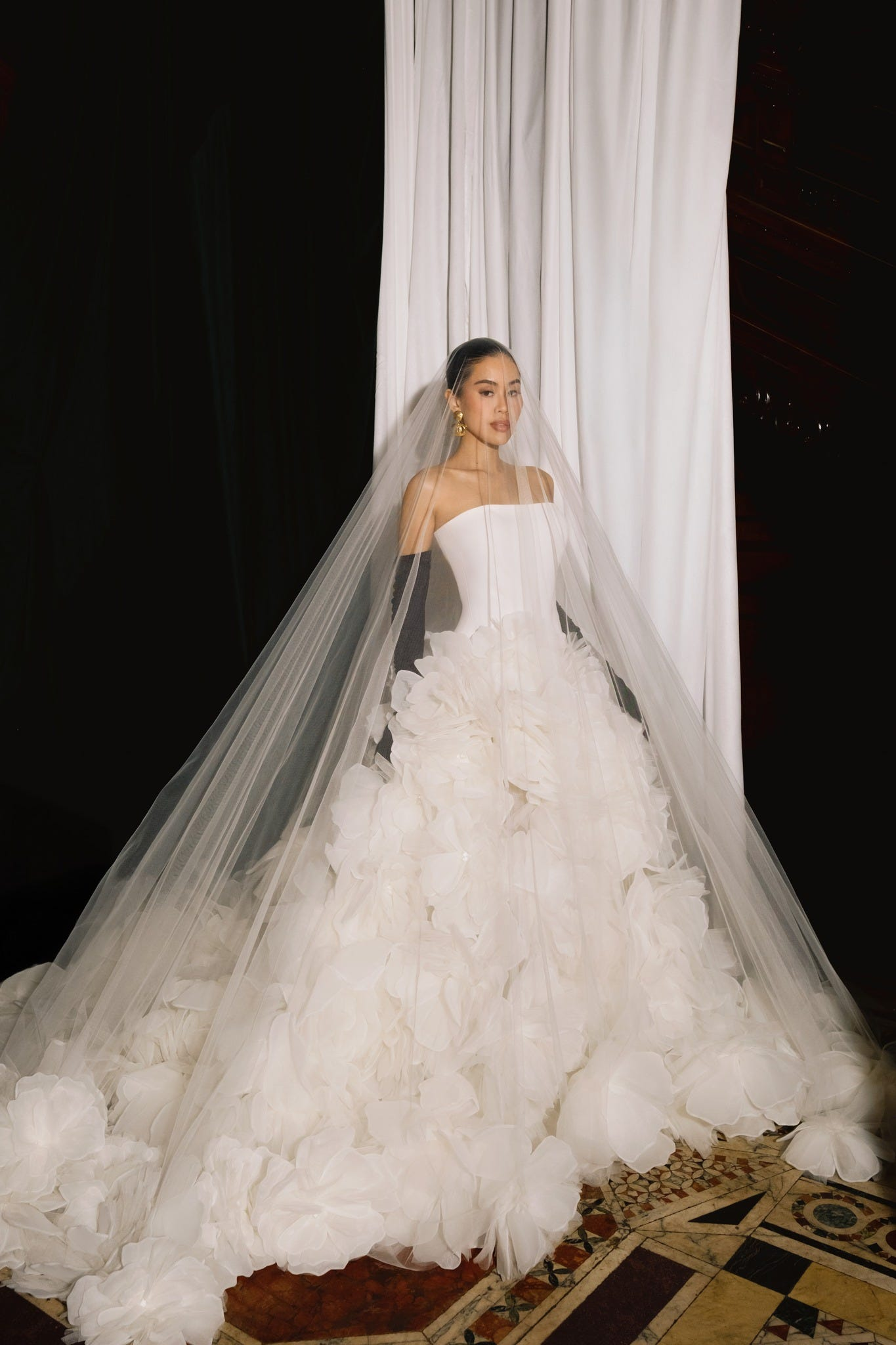 Ảnh cưới nét căng của em chồng Hà Tăng lên thẳng tạp chí châu Âu: Váy và nhẫn cưới  Ảnh cưới nét căng của em chồng Hà Tăng lên thẳng tạp chí châu Âu: Váy và nhẫn cưới