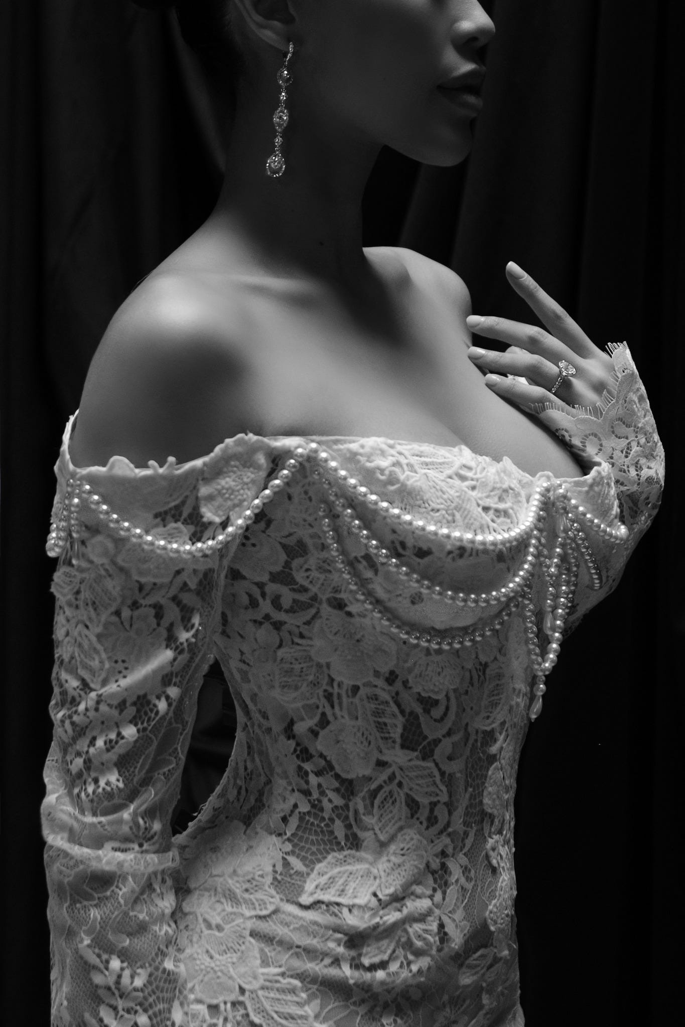 Ảnh cưới nét căng của em chồng Hà Tăng lên thẳng tạp chí châu Âu: Váy và nhẫn cưới  Ảnh cưới nét căng của em chồng Hà Tăng lên thẳng tạp chí châu Âu: Váy và nhẫn cưới