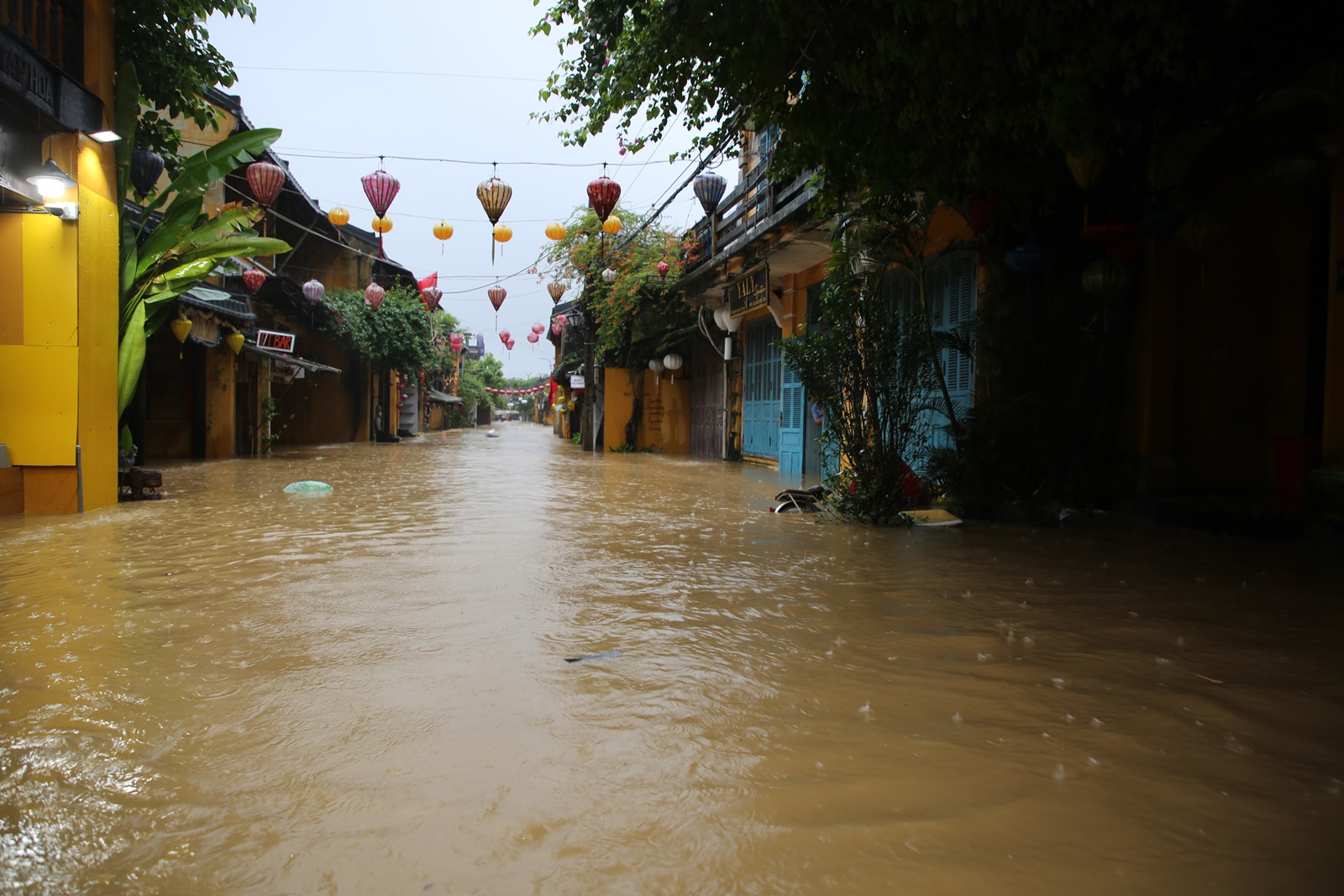 Toàn cảnh Hội An và Đà Nẵng những ngày chìm trong biển nước- Ảnh 5. Toàn cảnh Hội An và Đà Nẵng những ngày chìm trong biển nước- Ảnh 5.