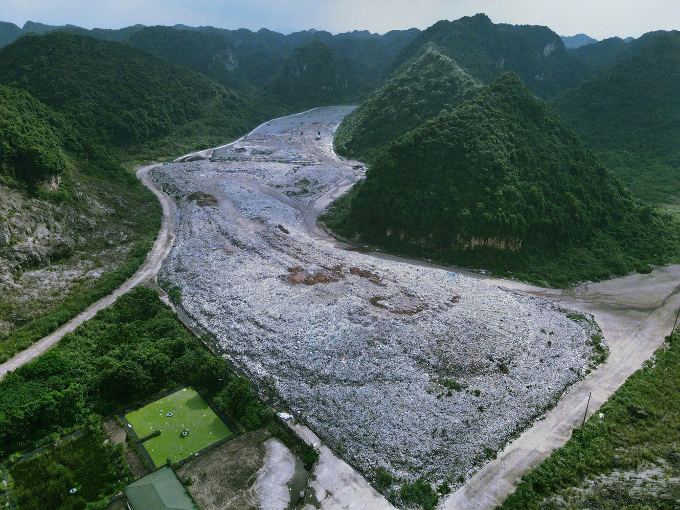 Giải cứu thung lũng đang 'chết' dần vì rác ở Ninh Bình- Ảnh 2. Giải cứu thung lũng đang 'chết' dần vì rác ở Ninh Bình- Ảnh 2.